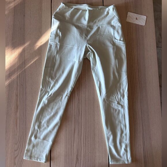 Fabletics High Waisted Side Pocket 7/8 legging in faded mint- Size Large NWT - Picture 1 of 4